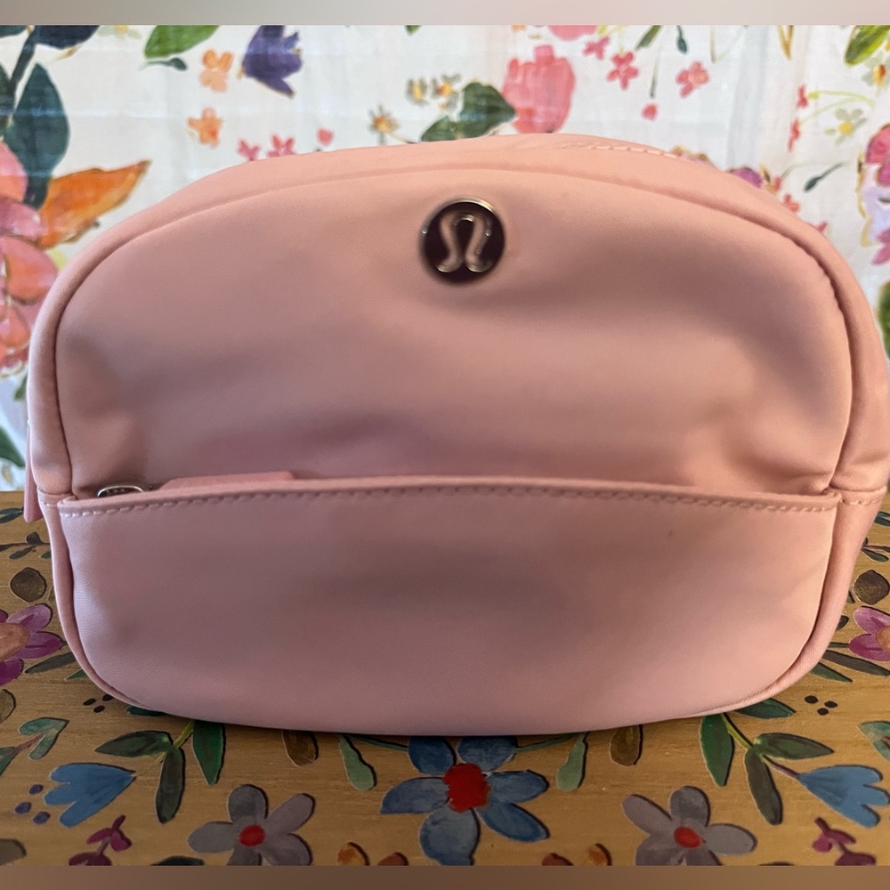 lululemon athletica City Essentials Pouch Mini 2L - Picture 2 of 10